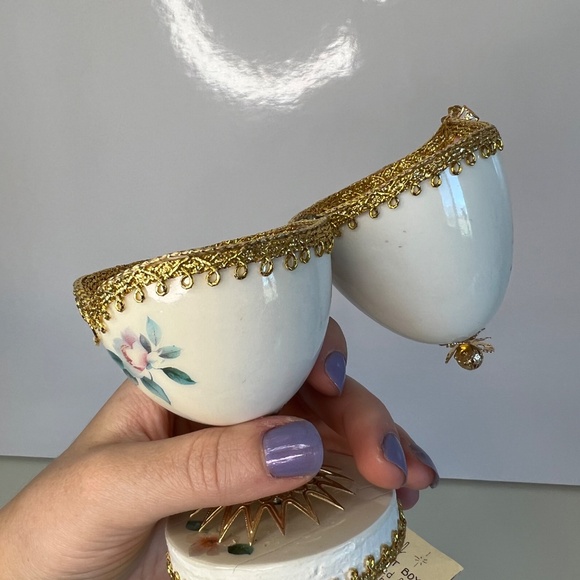 Vintage Real Eggshell Hand Painted Trinket Box Floral Gold Trim 5 Inch Tall 70’s - Picture 13 of 15